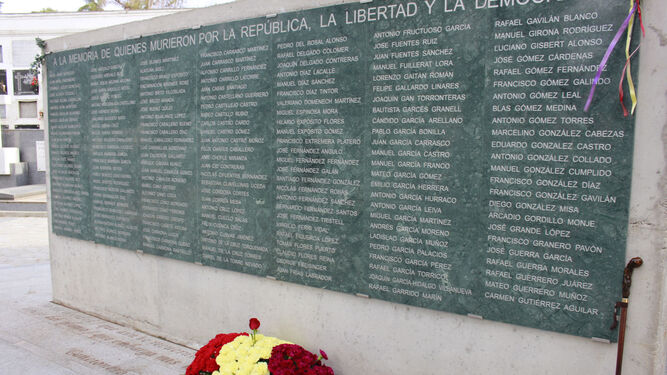 Muro de la Memoria del cementerio de La Salud.