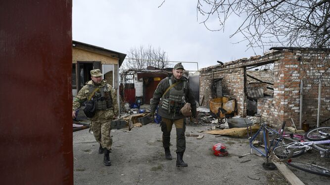 Soldados en la aldea de Andrivka.