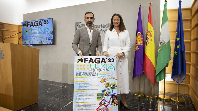 Félix Romero y Silvia Mellado sostienen el cartel anunciador de la cita.