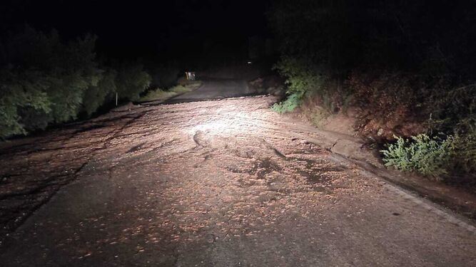 Una de las carreteras de la provincia afectada por la tormenta.