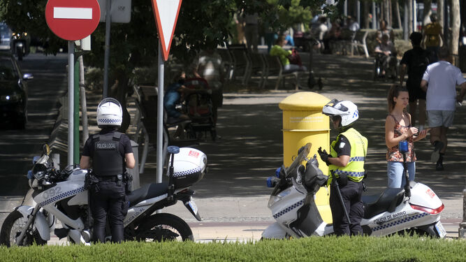 Dos agentes de la Policía Local de Córdoba en moto.