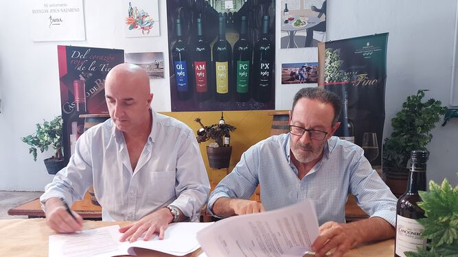 Un momento de la firma del acuerdo entre Bodegas Jesús Nazareno y la empresa baenense Irving Cultural.