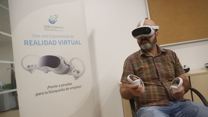 Usuario probando las gafas de realidad virtual del SAE.