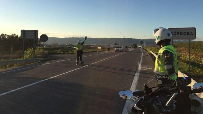 Agentes del Destacamento de Tráfico realizan un control en una carretera de Córdoba.