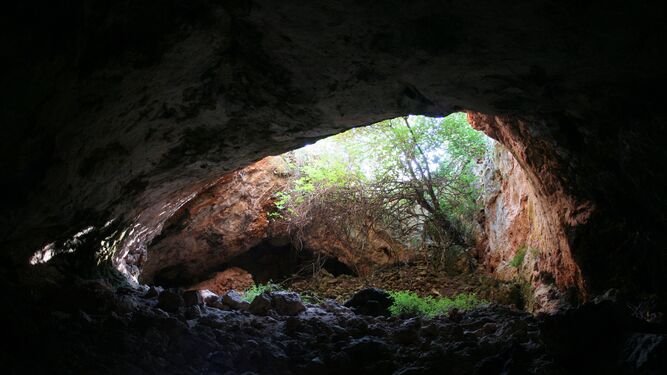 Vista de la entrada a la Cueva de los Mármoles.