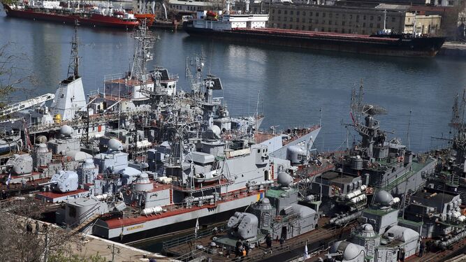 Varios navíos militares rusos en la bahía de Sebastopol, en la península ucraniana de Crimea.