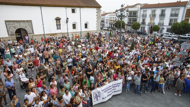 Concentración en Villanueva de Córdoba por el asesinato machista de una vecina en Pozoblanco.