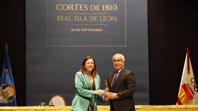 Patricia Cavada entrega a Alejandro Blanco, presidente del COE, el XII Premio Real Isla de León.