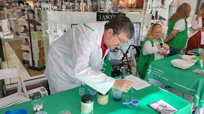 El biólogo, bioquímico y voluntario de la AECC Rafael Blanco, haciendo una prueba de laboratorio.
