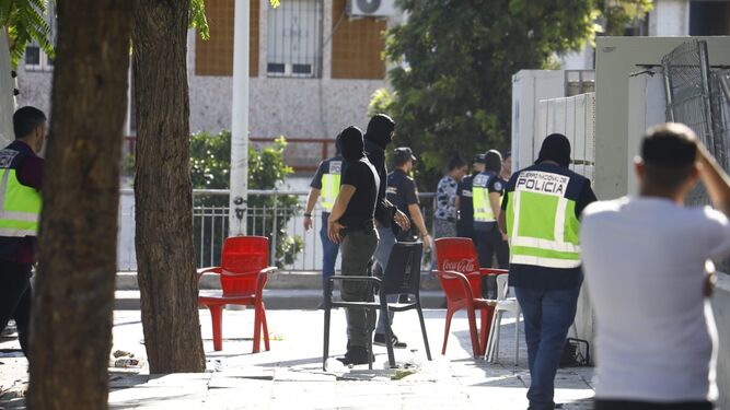 Agentes de la Policía Nacional, en la operación desarrollada en la calle Torremolinos de Córdoba.