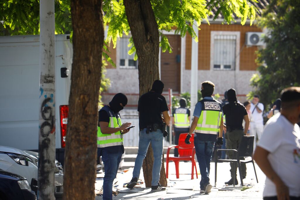 La operaci&oacute;n policial antidroga en la calle Torremolinos de C&oacute;rdoba, en im&aacute;genes