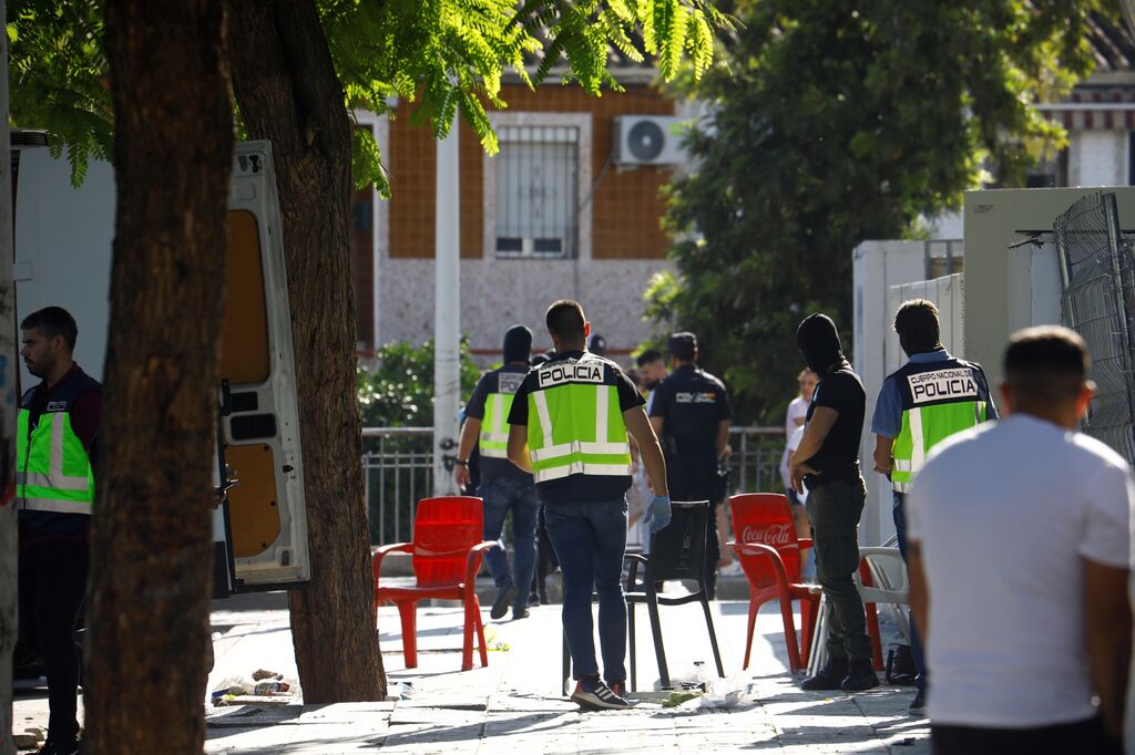 La operaci&oacute;n policial antidroga en la calle Torremolinos de C&oacute;rdoba, en im&aacute;genes