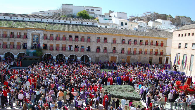 La plaza de la Constitución de Baena, abarrotada para presenciar el Auto Sacramental del Viernes Santo.