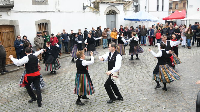 Varias personas bailan jota en la Fiesta de la Matanza de Alcaracejos.