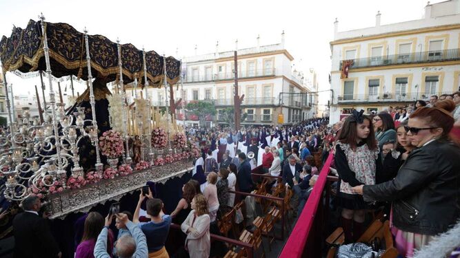 Paso de palio de la Virgen de las Lágrimas, uno de los que participará en la Magna Mariana de San Fernando, por la plaza del Rey, en la pasada Semana Santa.