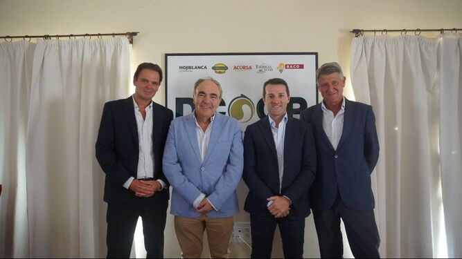 En la firma estuvieron presentes Antonio Luque, presidente de Dcoop, y Toño Pons, presidente de Importaco.