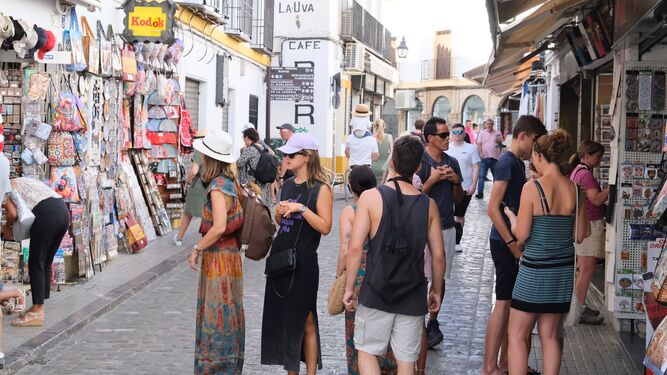 Varios turistas pasean por el Casco Histórico de Córdoba.