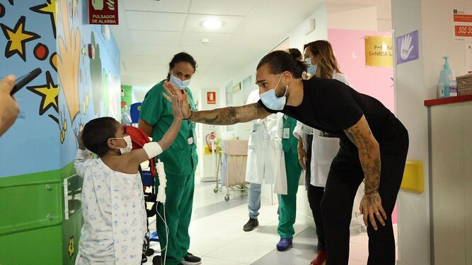 Gudelj visita a los niños hospitalizados en el Reina Sofía de Córdoba.