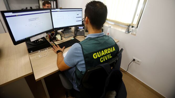 Dos agentes del Equipo @ de la Guardia Civil de Córdoba.