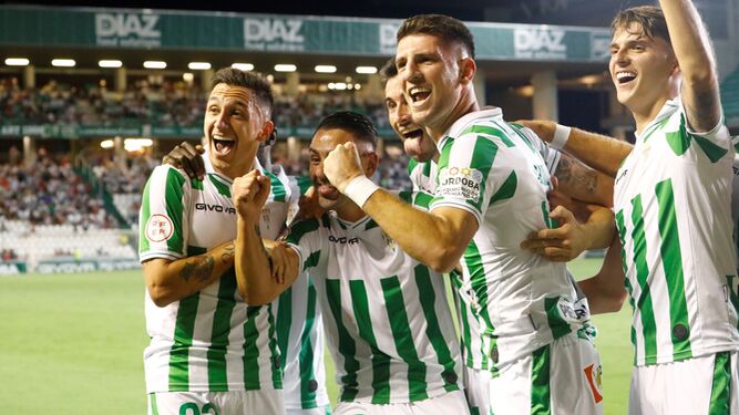 Los jugadores del Córdoba CF celebran el gol de Toril al Recreativo Granada.