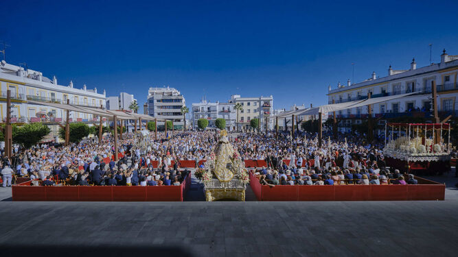 Aspecto que presentaba la plaza del Rey al comienzo de la Magna Mariana de San Fernando.