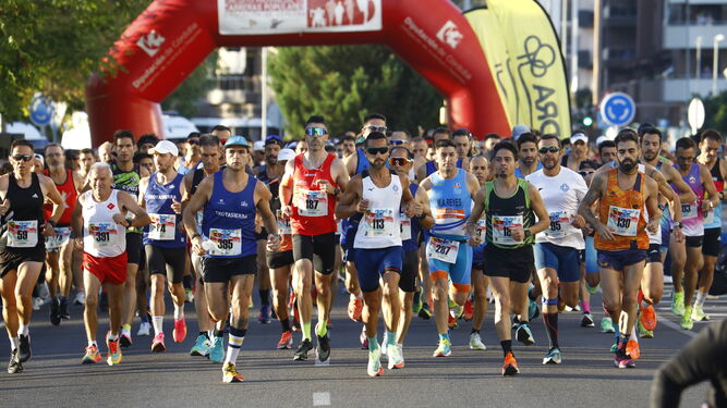Los atletas toman la salida en la Media Maratón Córdoba-Almodóvar del Río.