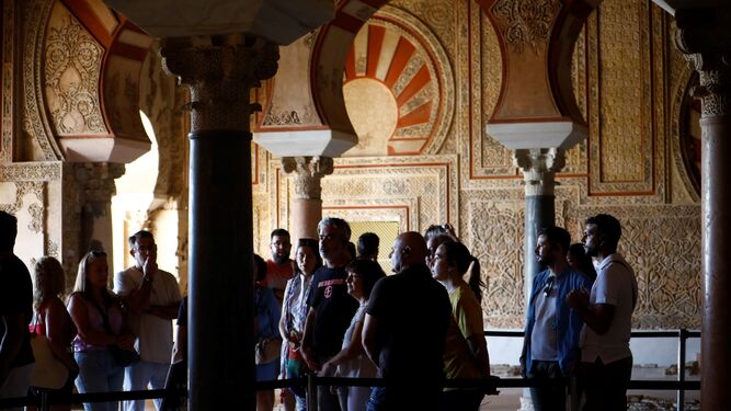 Primeros visitantes del Salón Rico de Medina Azahara tras su reapertura.