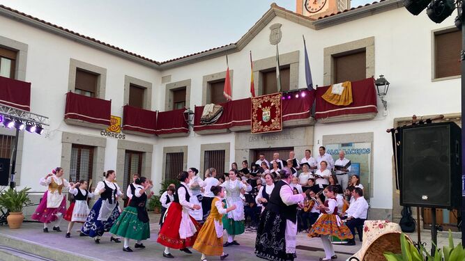 Un grupo baila una jota en Alcaracejos.
