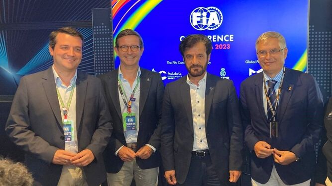 Foto de familia de la asamblea anual de la FIA celebrada en Córdoba.
