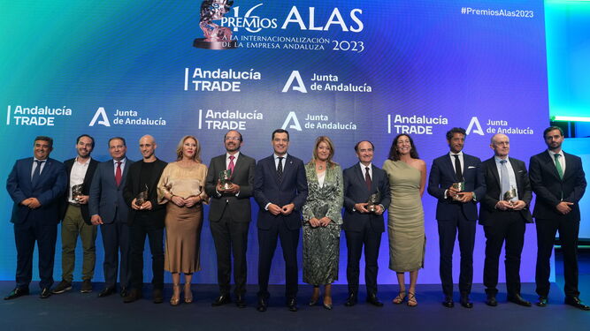 Foto de familia de los galardonados en los Premios Alas junto a las autoridades.