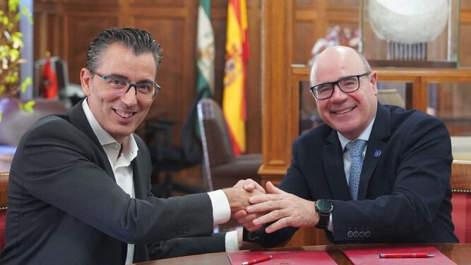El director del Territorio Sur de Telefónica España, Joaquín Segovia y el rector de la Universidad de Granada, Pedro Mercado.