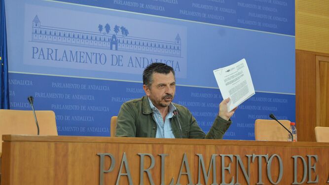 Toni Martín exhibe la proposición de ley de Doñana esta mañana en el Parlamento de Andalucía.