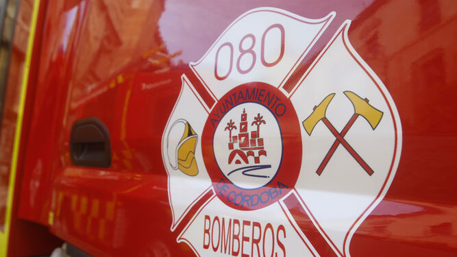 Escudo del cuerpo de bomberos de Córdoba en un camión.