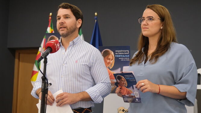 Fernando Priego y Sara Alguacil, en la presentación del programa de ayudas.