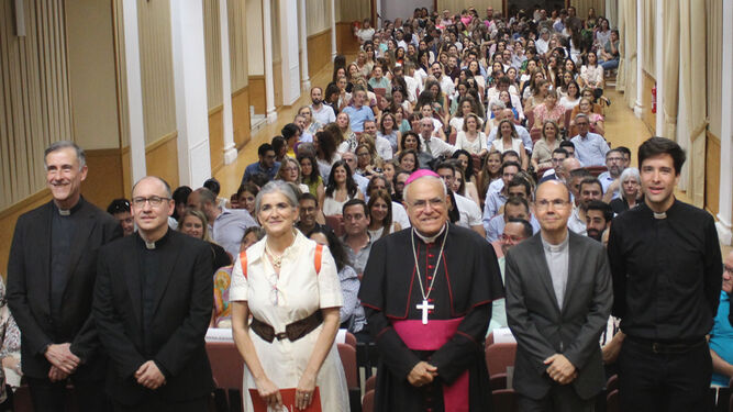El obispo de Córdoba, en el centro, en la inauguración del curso de la Fundación Santos Mártires.