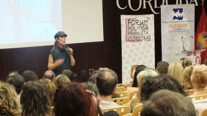 Mabel Lozano, durante su encuentro en Córdoba.