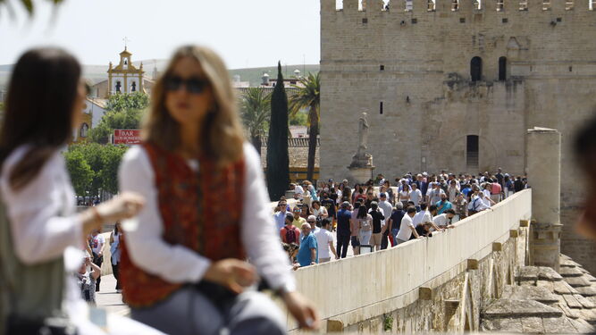 El Puente Romano de Córdoba lleno de turistas