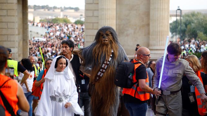 La Princesa Leia, Han Solo y Chewbacca, tras cruzar la Puerta del Puente.