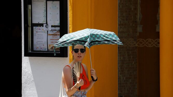 Una mujer se protege del calor en Córdoba.