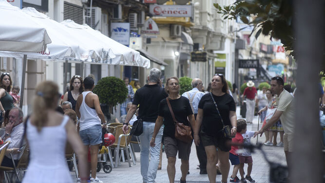 Varias personas pasean por la calle Cruz Conde de Córdoba.
