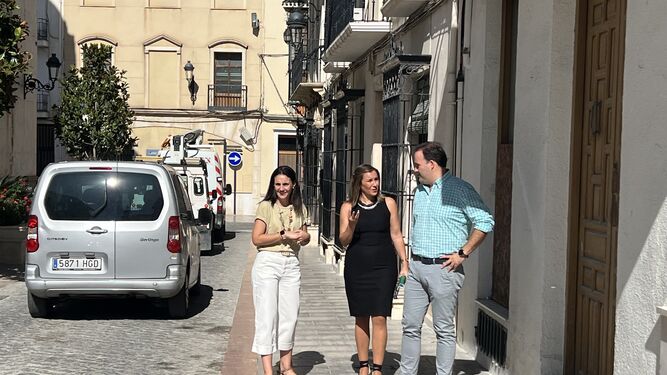 La delegada de Justicia y el alcalde de Priego en la visita a la calle Fray Albino.