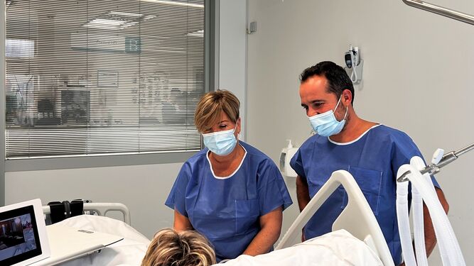 La doctora Quero y Daniel Alamillo, enfermero de UCI, con una paciente en Quirónsalud Córdoba.