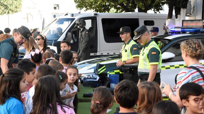 Exhibición de la Guardia Civil ante escolares de colegios de Córdoba.