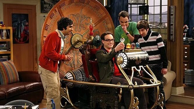 Los personajes de 'Big Bang' con una réplica de la máquina del tiempo de la novela de H.G. Wells