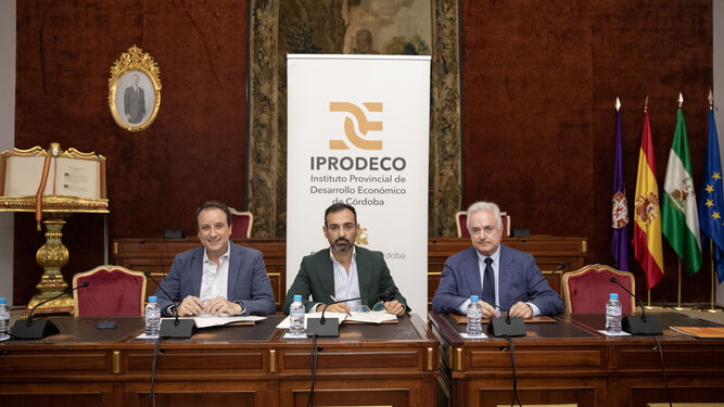 Firma del convenio entre Iprodeco y la Asociación de Empresarios de Cabra.