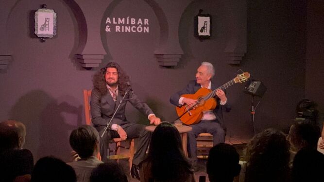Israel Fernández, junto a Antonio El Relojero, en un momento de su recital en El Almíbar (Córdoba).