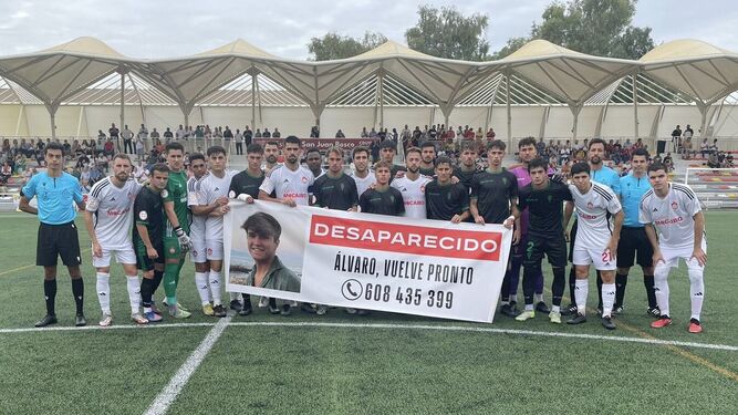 Los jugadores del Córdoba B y el Utrera portan el cartel del desaparecido Álvaro Prieto antes de empezar el encuentro.