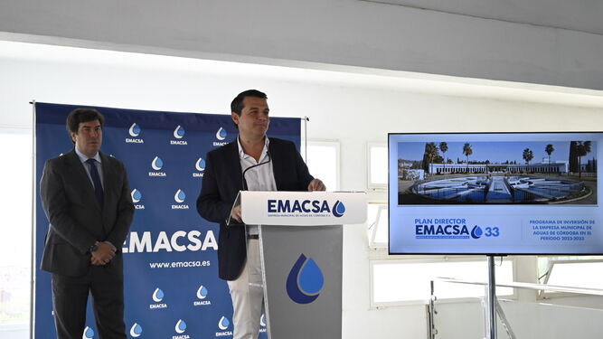 El alcalde de Córdoba, José María Bellido, y el presidente de Emacsa, Jesús Cosa, presentan el plan.