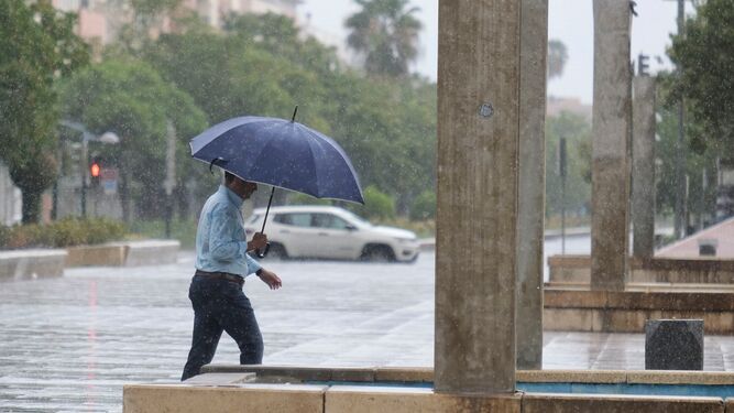 Una persona camina bajo la lluvia en Córdoba.