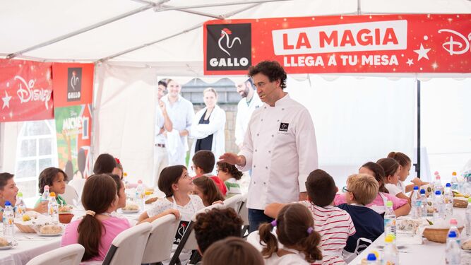 El chef Pepe Rodríguez se dirige a los niños de El Carpio.